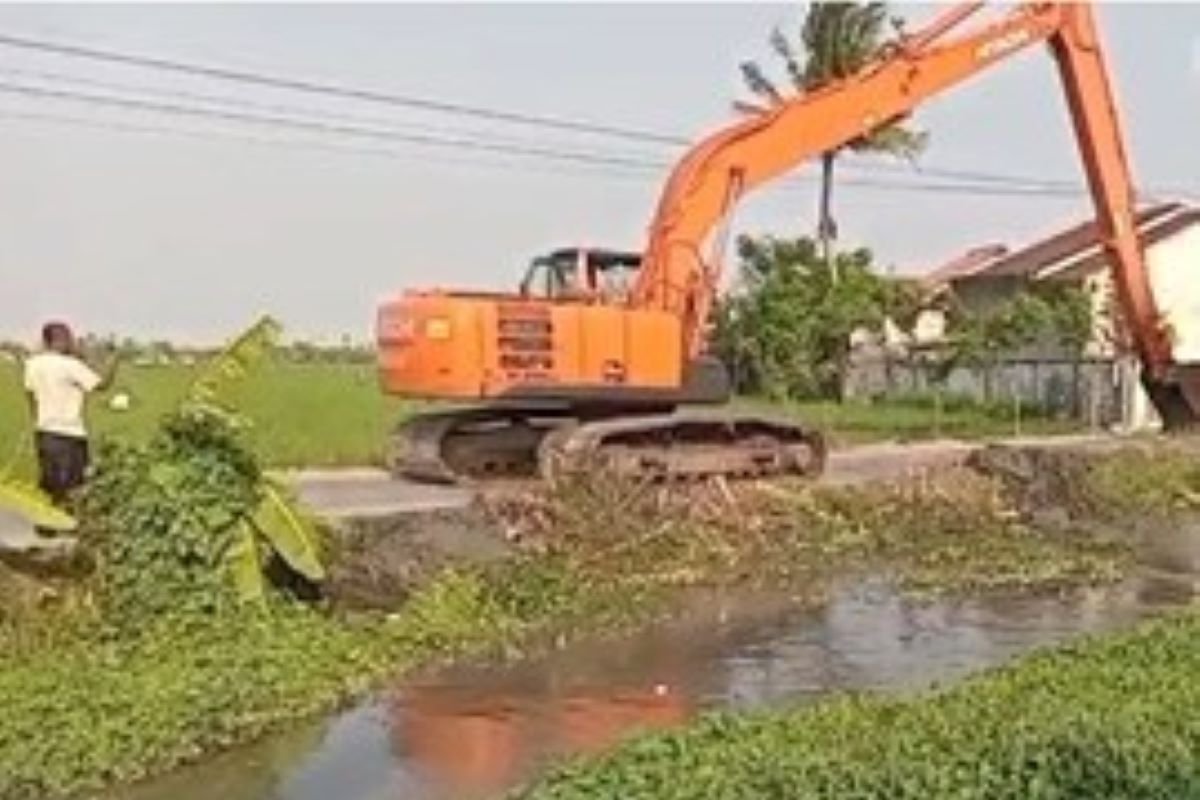 Public Works Ministry Normalises Tambun Secondary Canal in Karawang