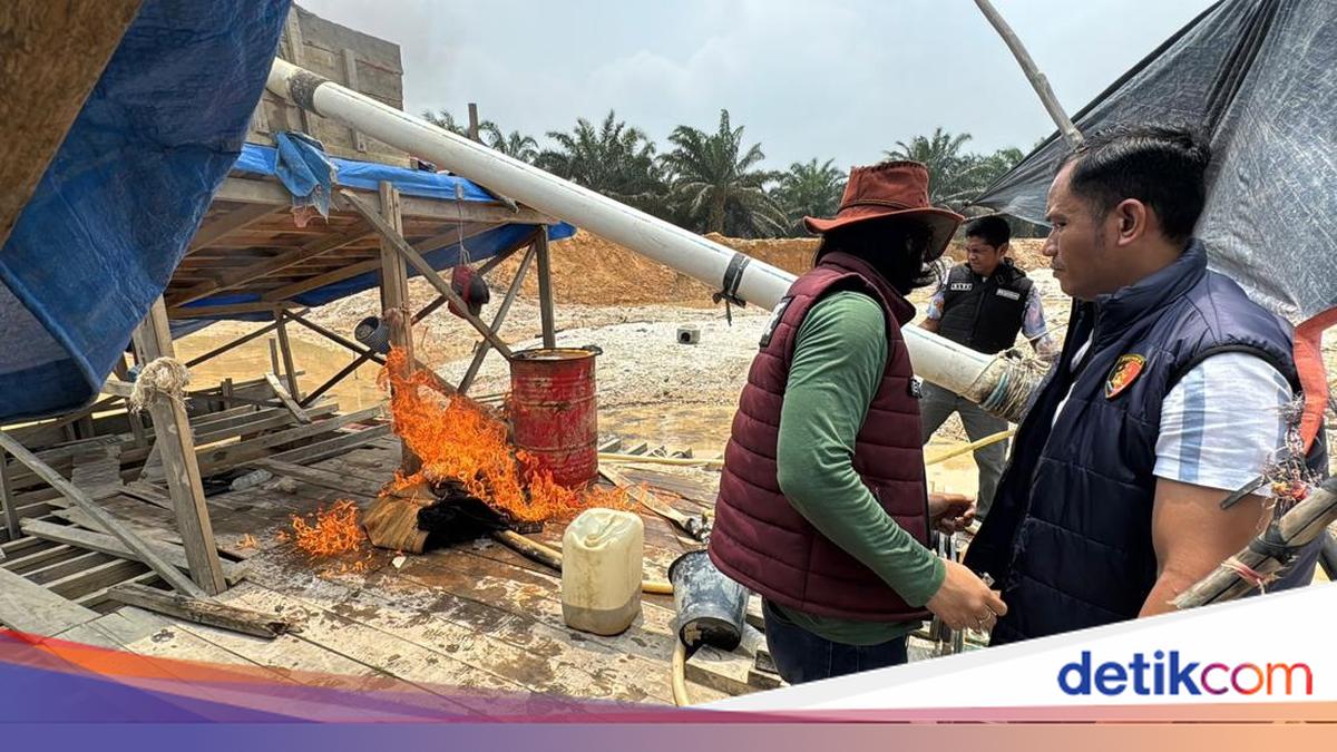 Illegal Gold Mines in Kuansing Crackdown, Two Rafts Destroyed