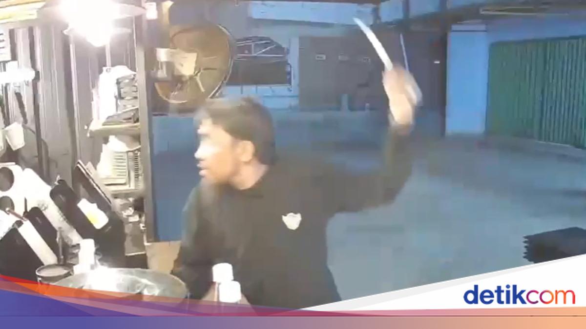 Man Allegedly a Government Contract Teacher Threatens Coffee Vendor with Machete in Bima