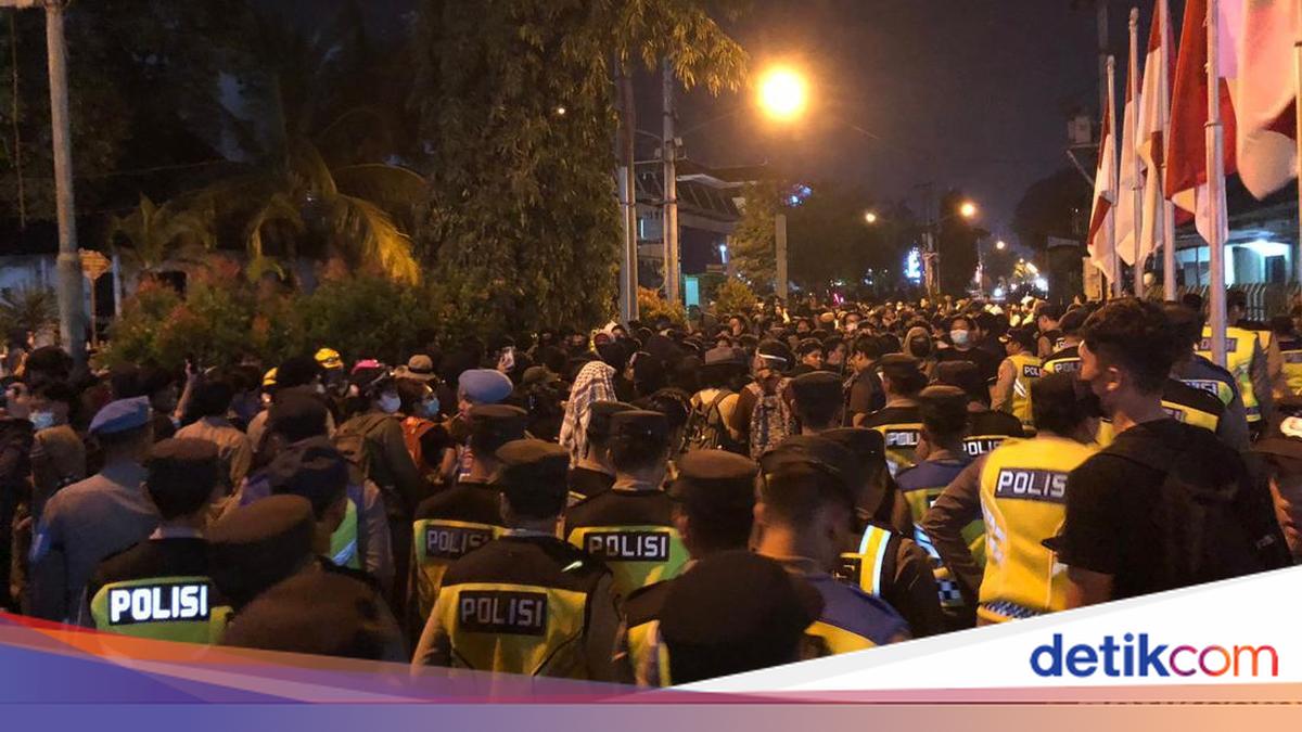 Protest at Jendral Sudirman Intersection Dispersed Following Clashes