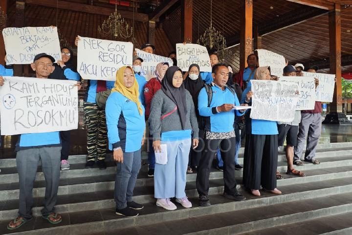 Putri Cempo Scavengers Protest Waste Volume Drop in Solo