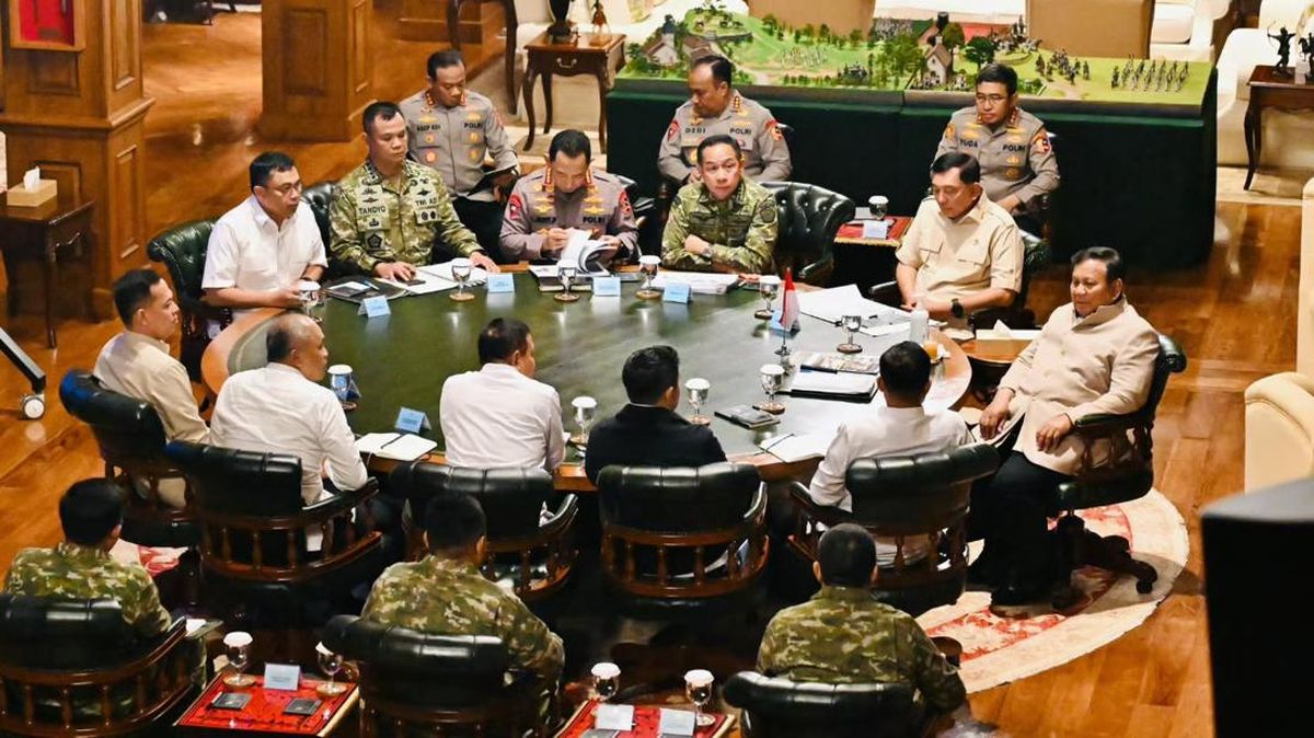 Prabowo Summons TNI Commander and National Police Chief to Hambalang for Forest Fire Reports