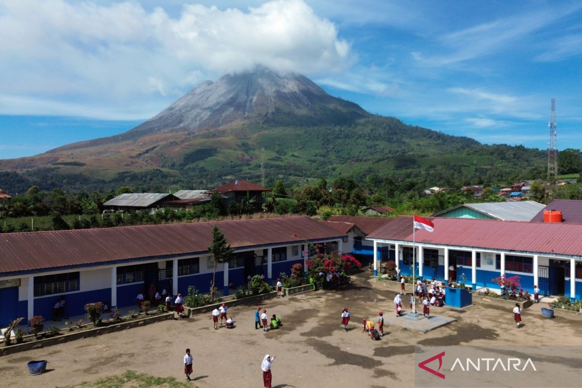 Yesterday's News: From the impact of forest fires on the elderly to Mount Sinabung on alert
