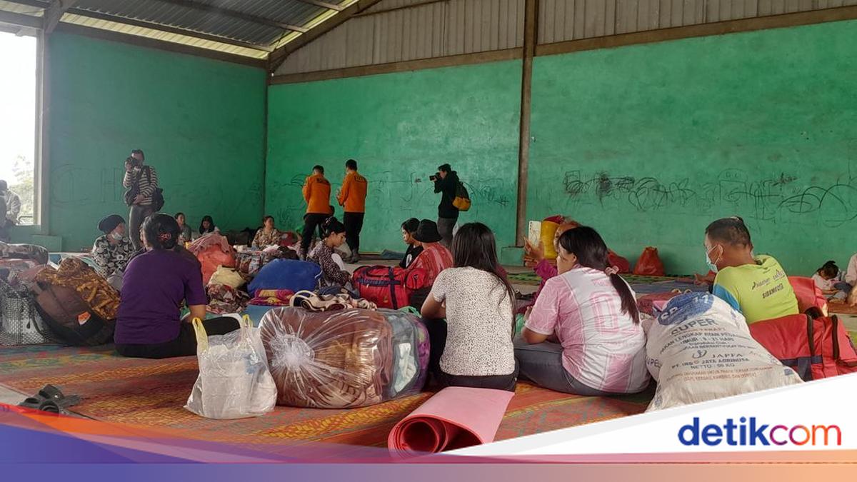 Residents in Karo Choose to Evacuate Due to Fears of Mount Sinabung Aftershocks