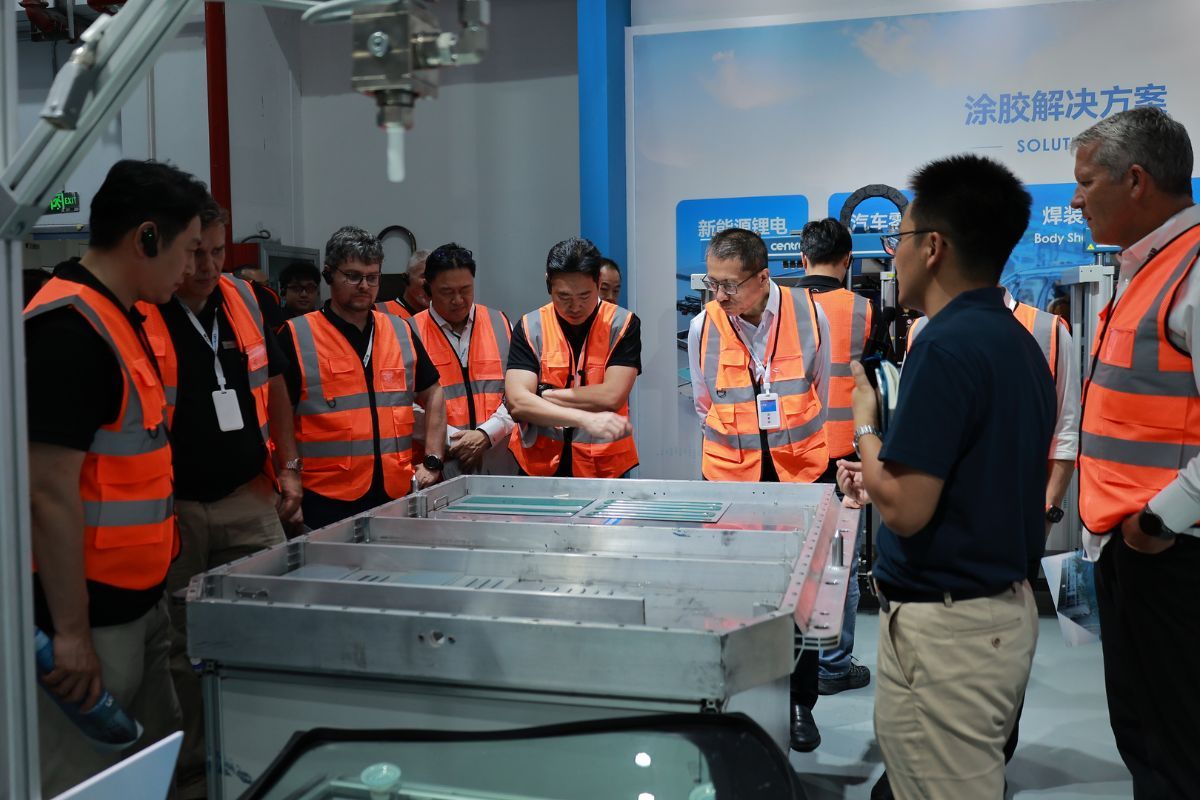 KUKA Global Executives Visit Centron to Discuss Technical Cooperation in Smart Assembly Manufacturing