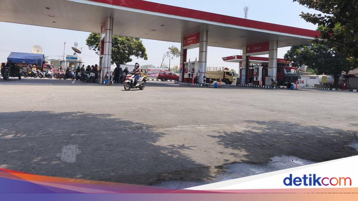 Petrol Station in Sukoharjo Swarmed by Ambulances After Refusal to Sell Pertalite