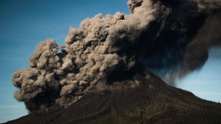 615 Residents Evacuated as Mount Sinabung Eruption Threat Grows