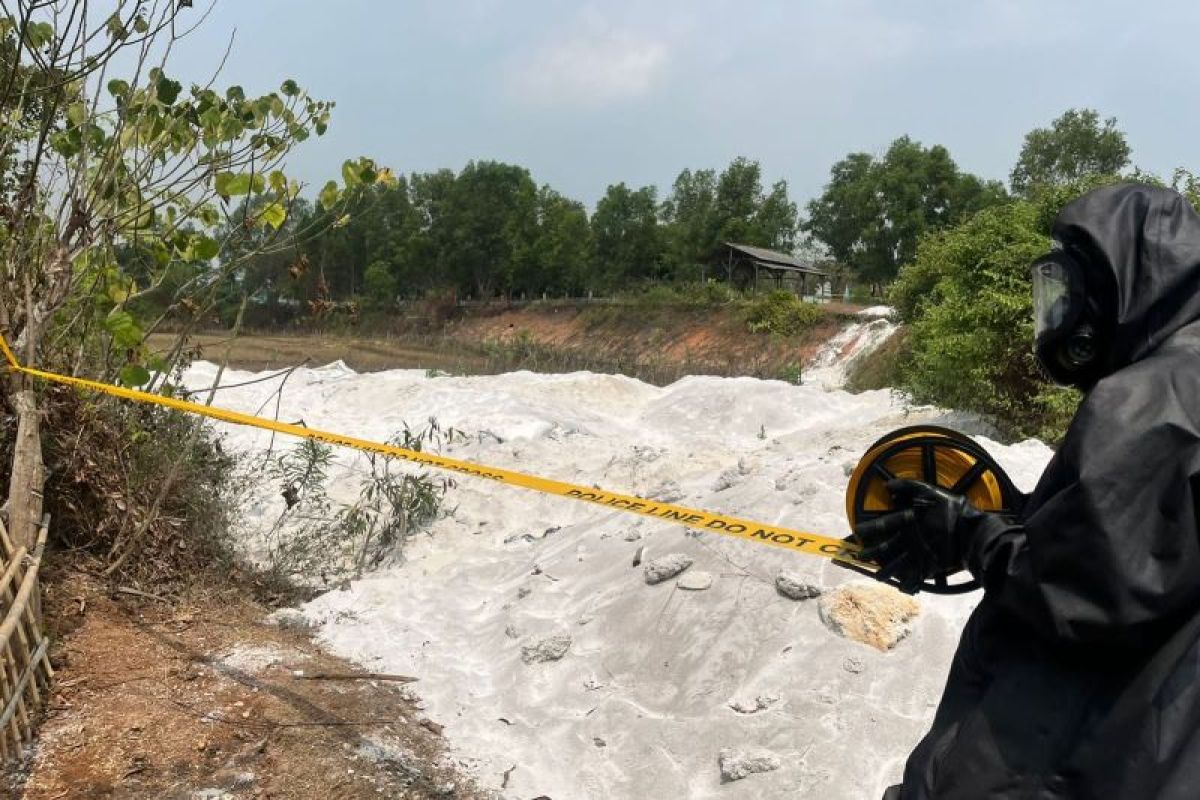 Brimob CBRN Unit Tests Samples of Alleged Hazardous Waste in Cikande, Serang