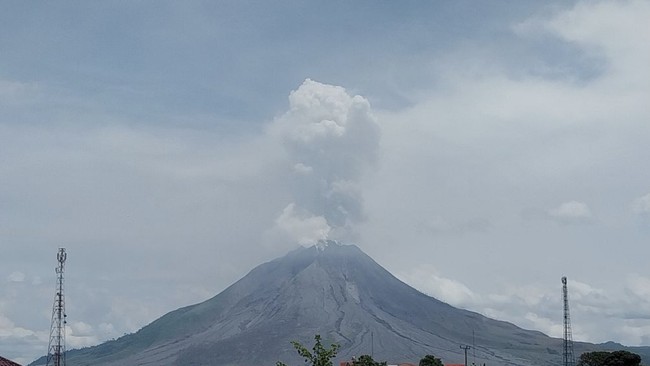Mount Sinabung Activity Increases: Residents Evacuate Amid New Disaster Threats