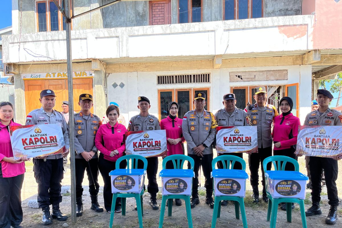 Regional Police Chief Distributes National Police Chief's Aid to Personnel Affected by Flores Earthquake