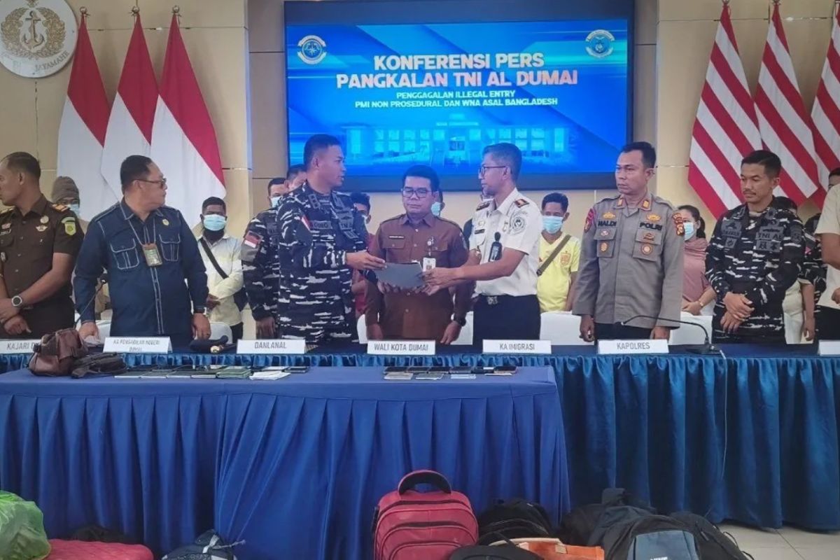 Indonesian Navy pursues smuggler transporting 16 people illegally from Malaysia