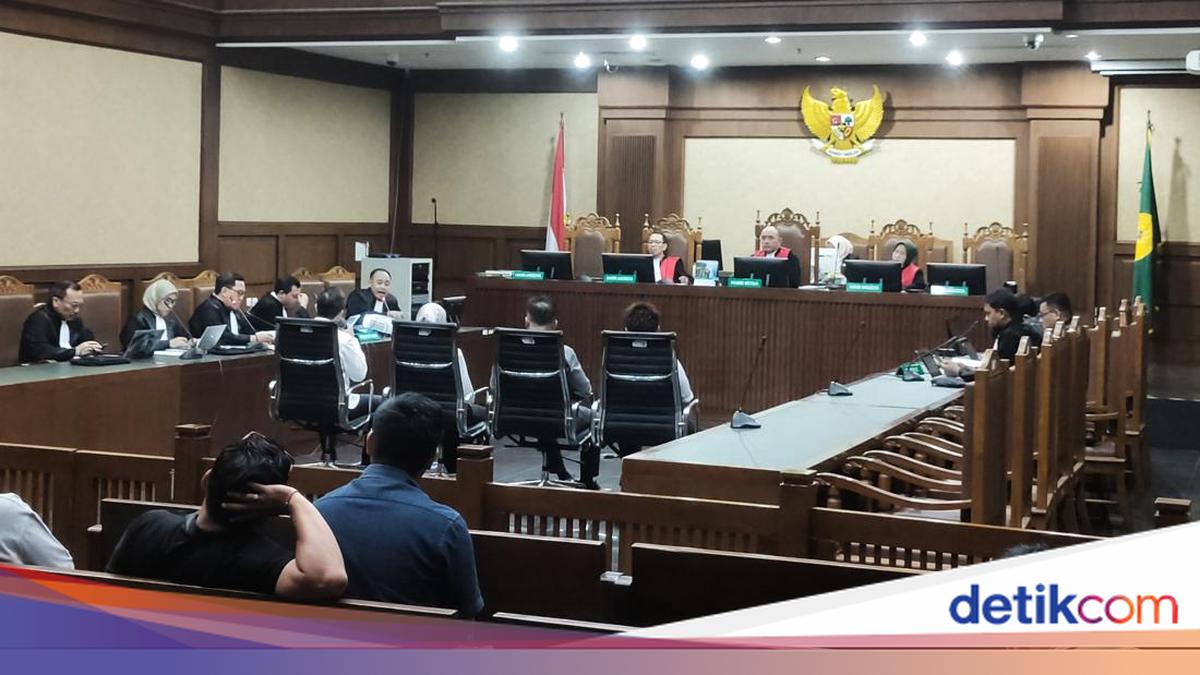 Prosecutors Urge Cooperation from Customs Bribery Defendant, Quoting God Bless and Dewa 19 Lyrics