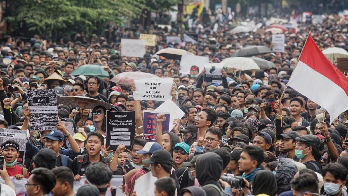 6 UGM-UNY Students Injured During Protest at Gramedia Intersection, Yogyakarta