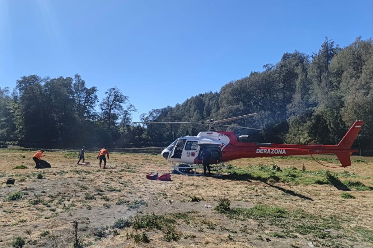 East Java Disaster Management Agency Deploys Water Bombing Helicopters to Extinguish Semeru Forest Fires