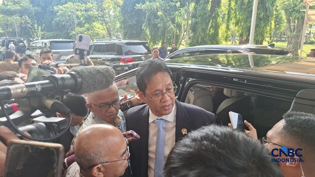 Purbaya Jokes About Asking for a Treat After Destry's Inauguration as BI Governor