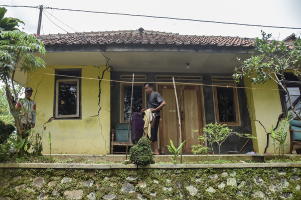 Magnitude 4.3 Earthquake in Cianjur: Four Houses in Babakankaret Suffer Wall Damage
