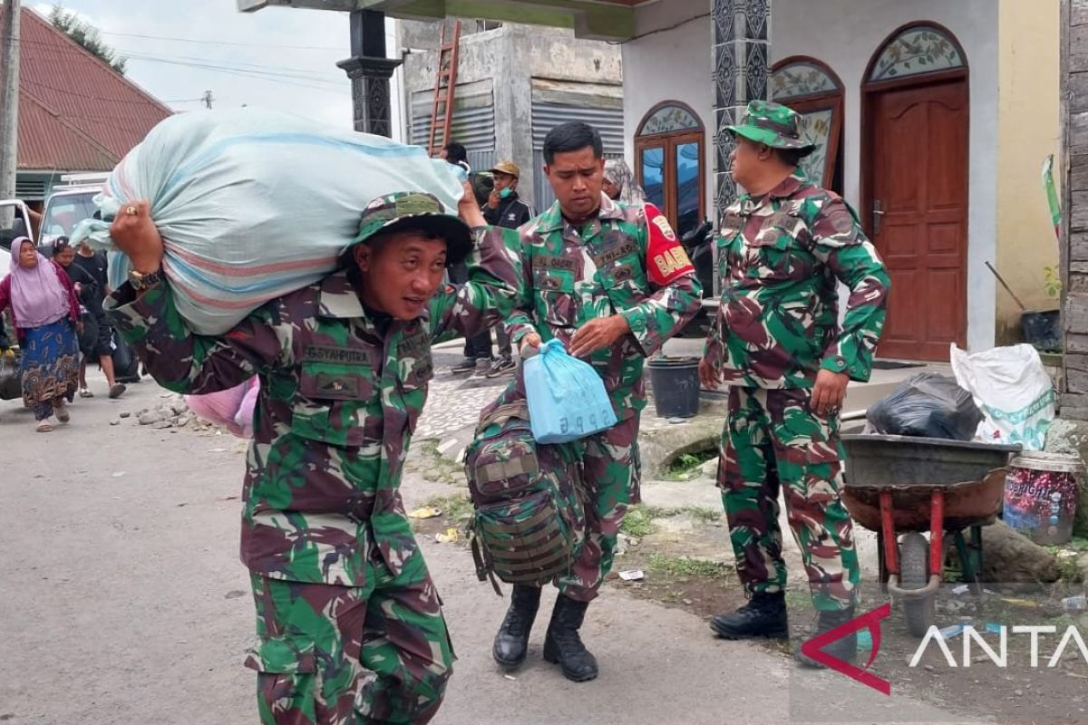 Indonesian Military Deploys Troops to Evacuate Residents Near Mount Sinabung