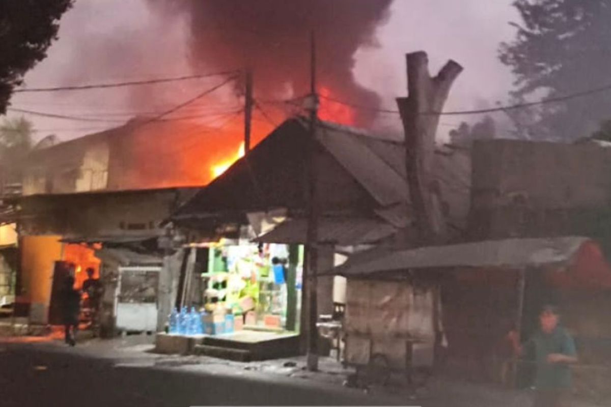 North Jakarta Firefighters Deploy 11 Engines to Extinguish House Fire
