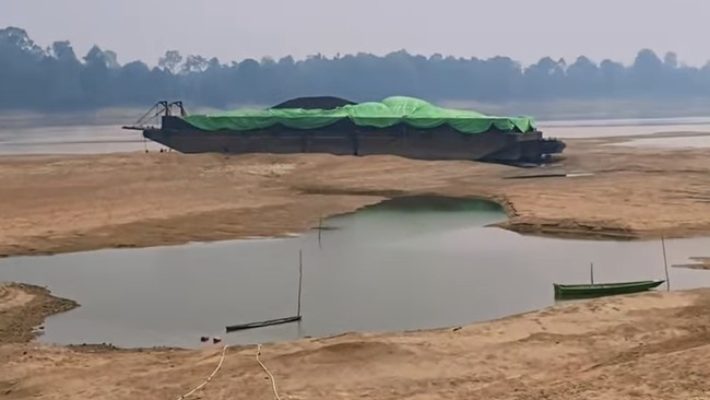 Kapuas River Dries Up, Preventing Coal Barges from Sailing