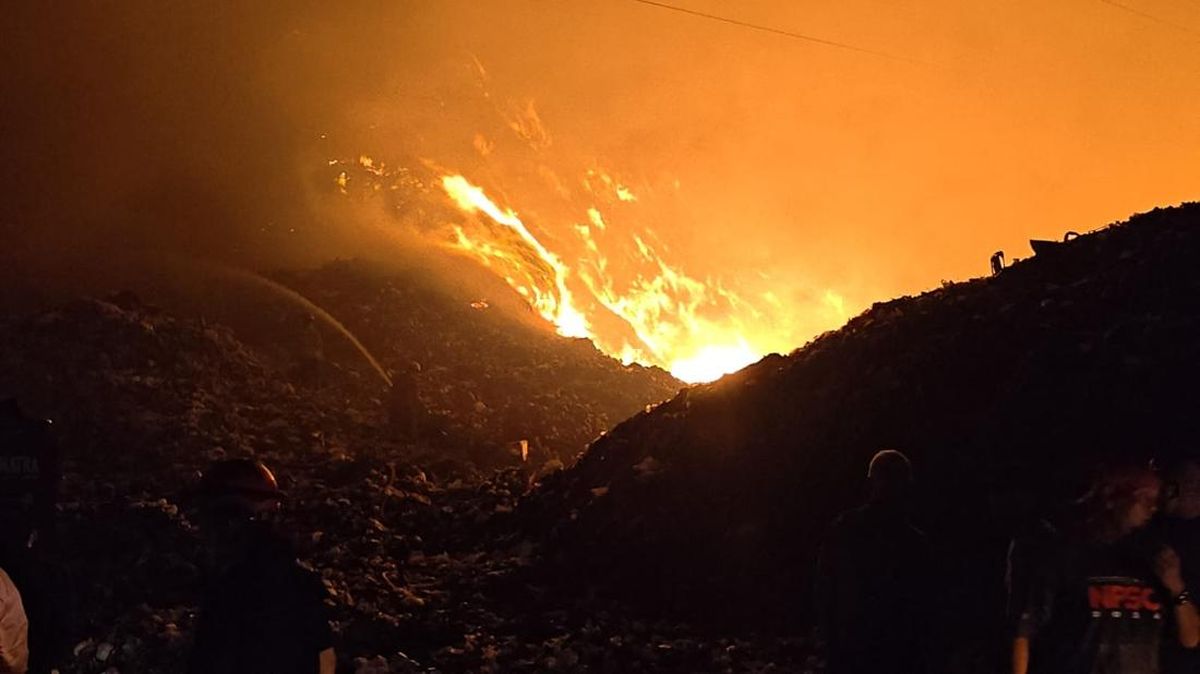 Village Head Reports Current Condition of Putri Cempo Landfill Fire in Solo Tonight