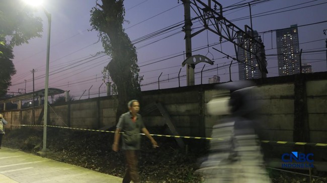 Karet Station Closes, Passengers Face Long Walk to BNI City