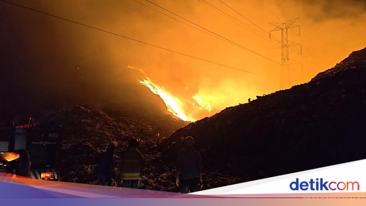Fire Breaks Out at Putri Cempo Landfill in Solo