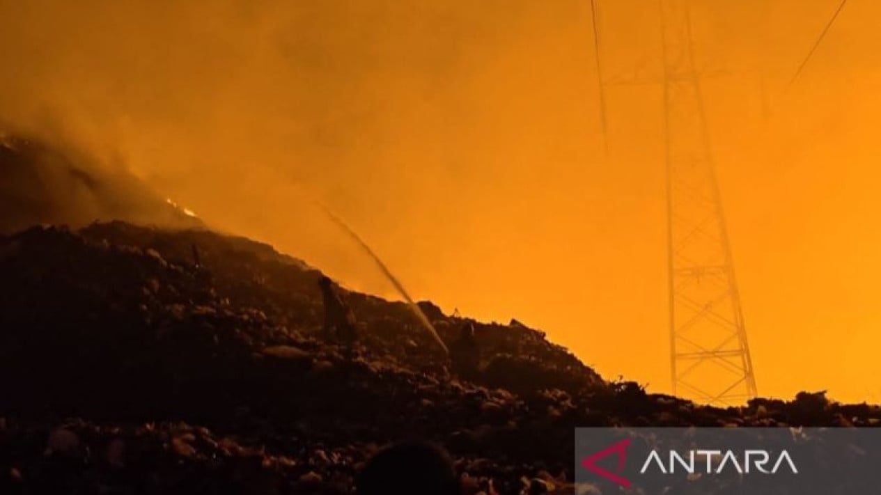 Putri Cempo Landfill in Solo Caught in Fire