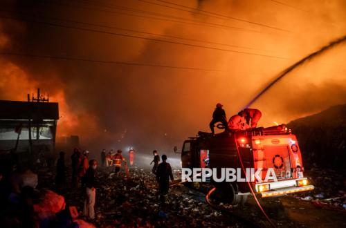 Flames Devour Massive Waste Pile at Putri Cempo Landfill