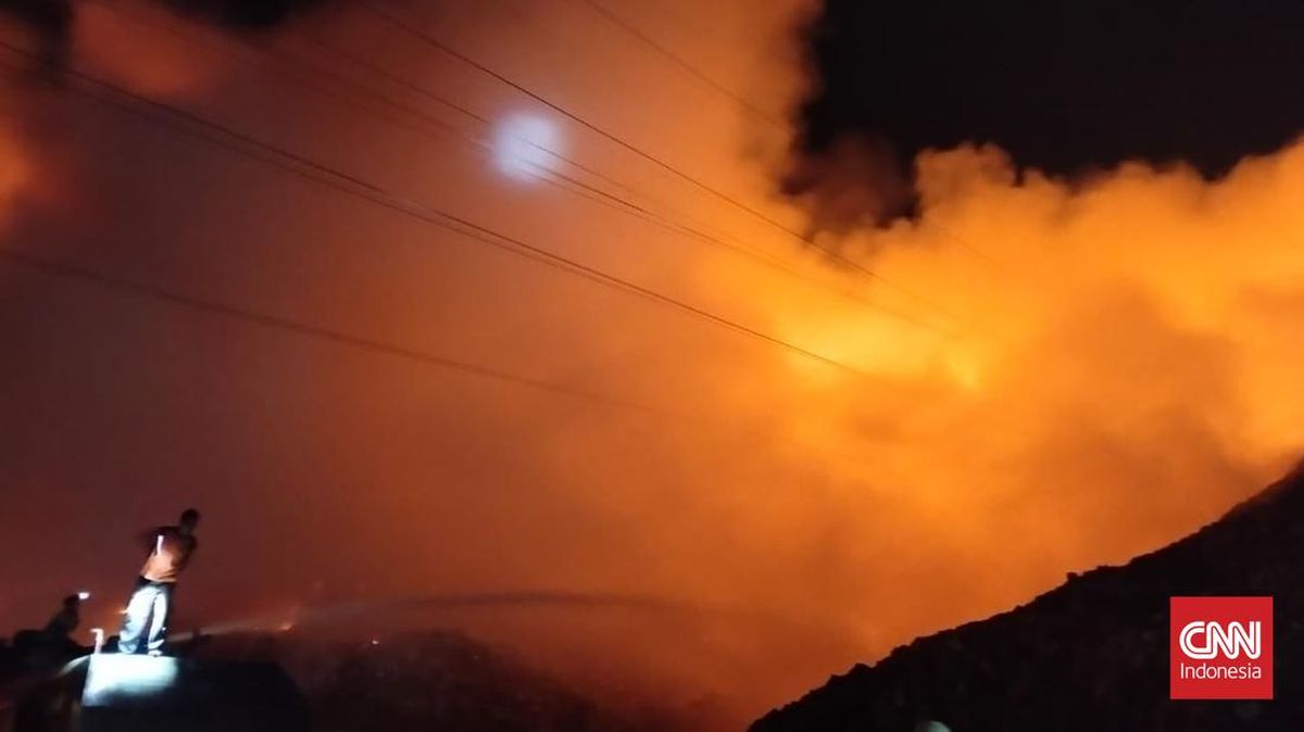 Fire at Putri Cempo Landfill in Solo Leads to Evacuation of One Neighbourhood