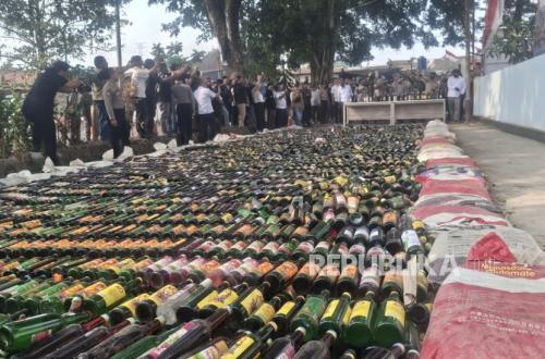 Cimahi Police Destroy Illegal Alcohol, Narcotics, and Modified Exhaust Pipes