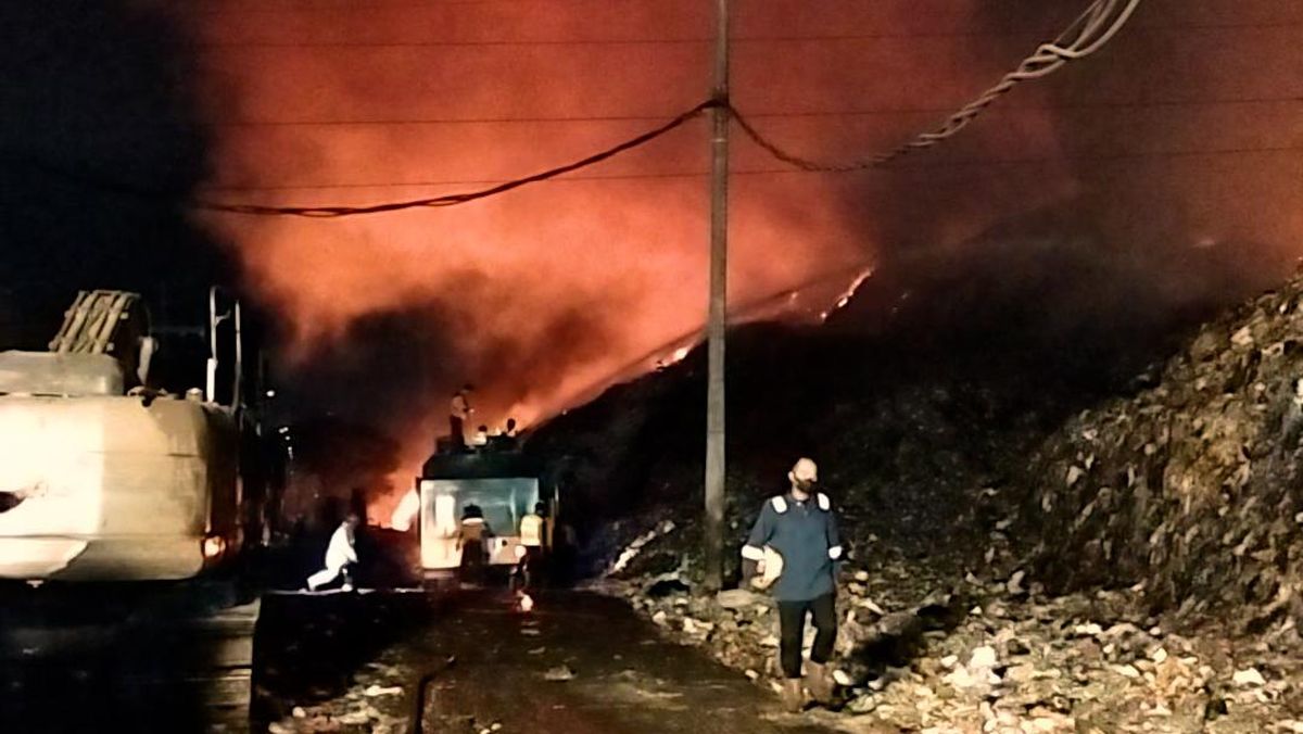 Massive Fire Breaks Out at Putri Cempo Landfill in Solo