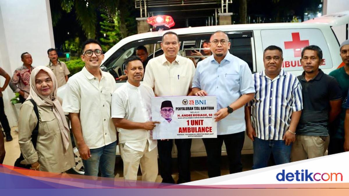 Andre Rosiade Addresses Pariaman Fishermen's Aspirations, Donates Ambulance to Residents