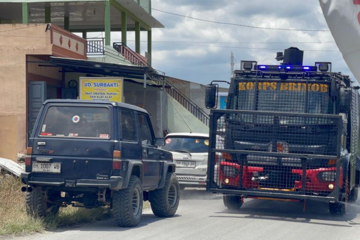 Brimob uses water cannon to clear Mount Sinabung's ash