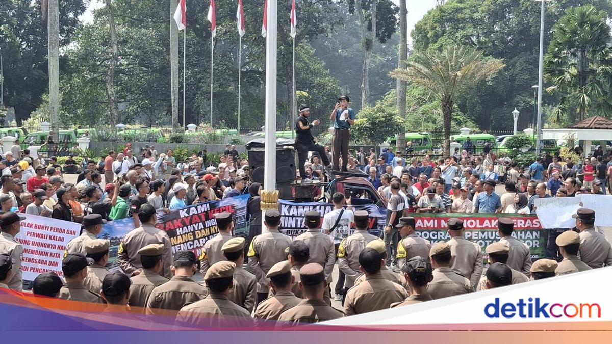 Drivers Protest Bogor Mayor's Ban on Old Public Minibuses