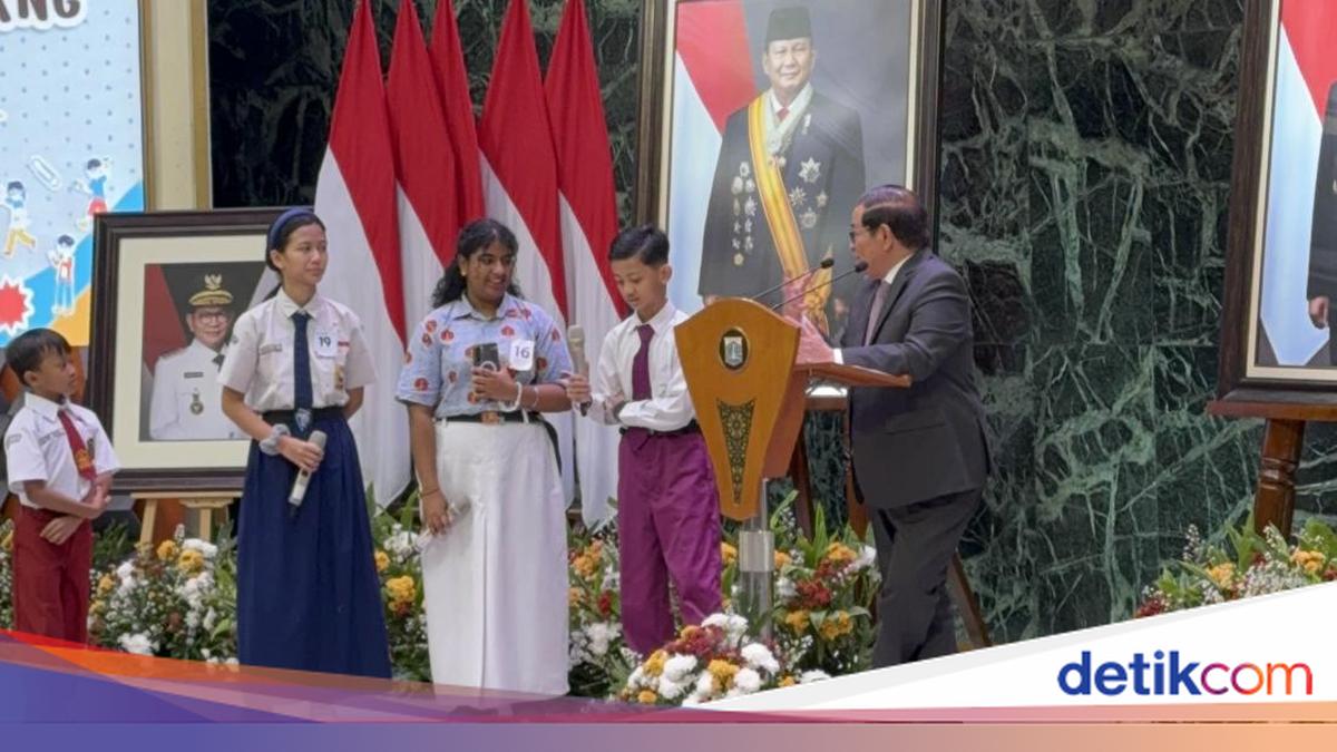 Pramono Delighted to See Young Literacy Champions Perform at City Hall