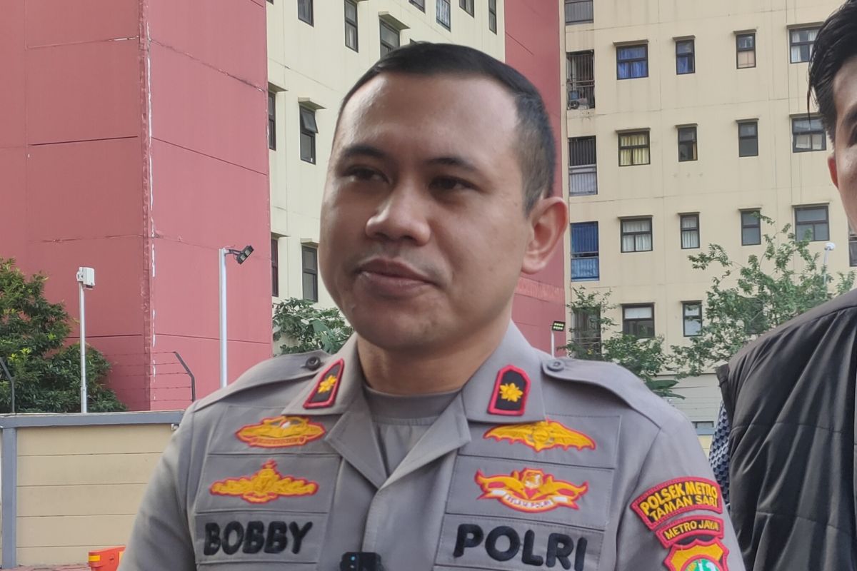 Police Arrest Two Men Carrying Unauthorised Controlled Drugs in Tamansari