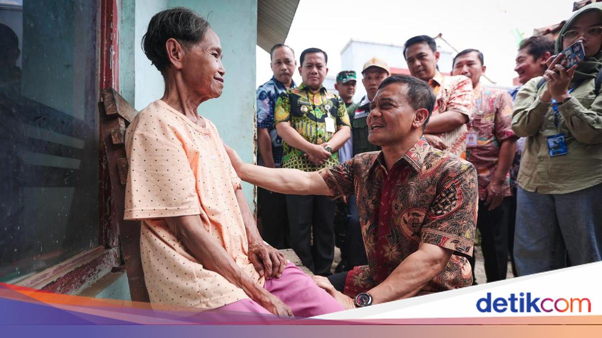 Central Java Governor Ahmad Luthfi Assists Elderly Victims of ID Card Misuse