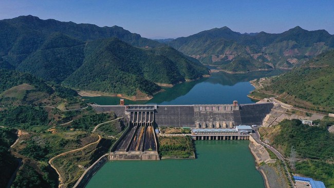 Falling One by One: The World's Giant Dams Struggle to Generate Electricity