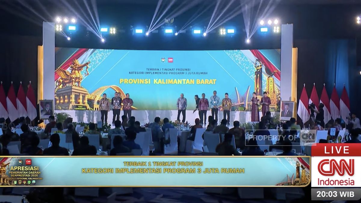 Kubu Raya Receives Award for Implementation of 3 Million Houses Programme