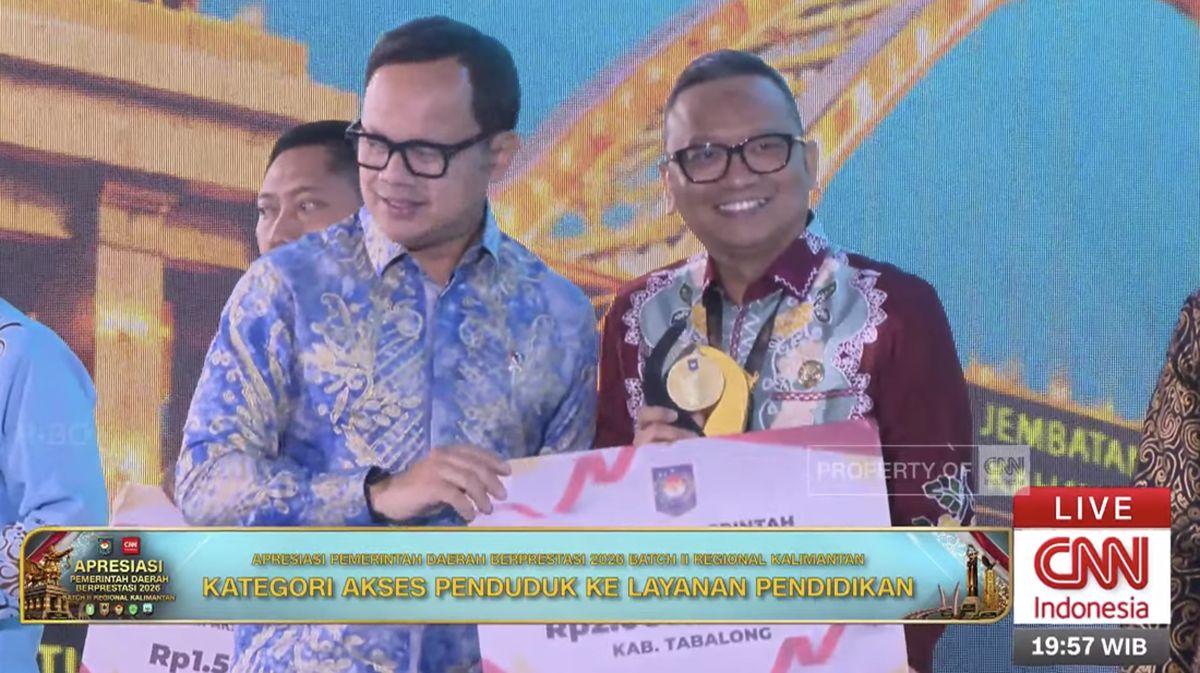 Tabalong Receives Award for Access to Educational Services