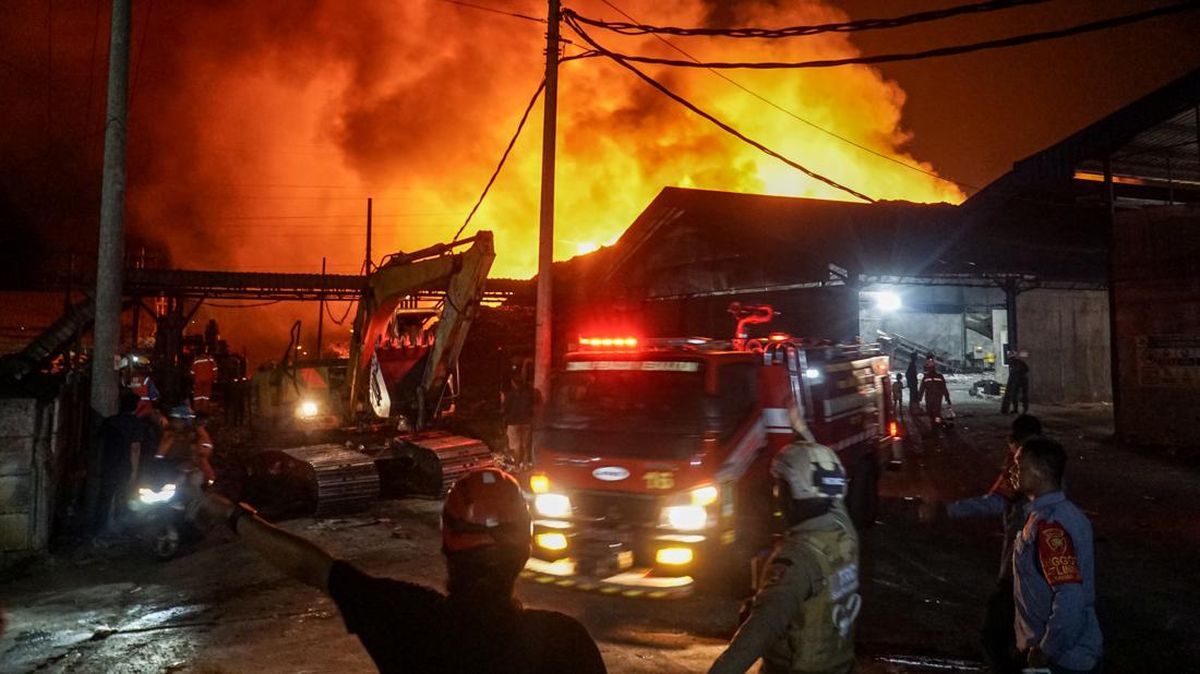 Fire Spreads at Putri Cempo Landfill