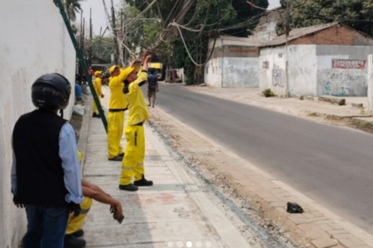 West Jakarta Public Works Department Addresses Leaning Utility Poles in Kalideres
