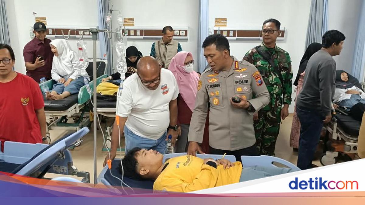 Police Assist in Evacuating Hundreds of Students Poisoned by Free Nutritious Meal Program in Sidoarjo