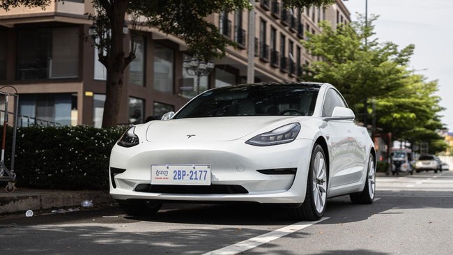 Fatal Tesla Incidents Involving Sudden Stops on Motorways Bring Autopilot Technology Under Scrutiny