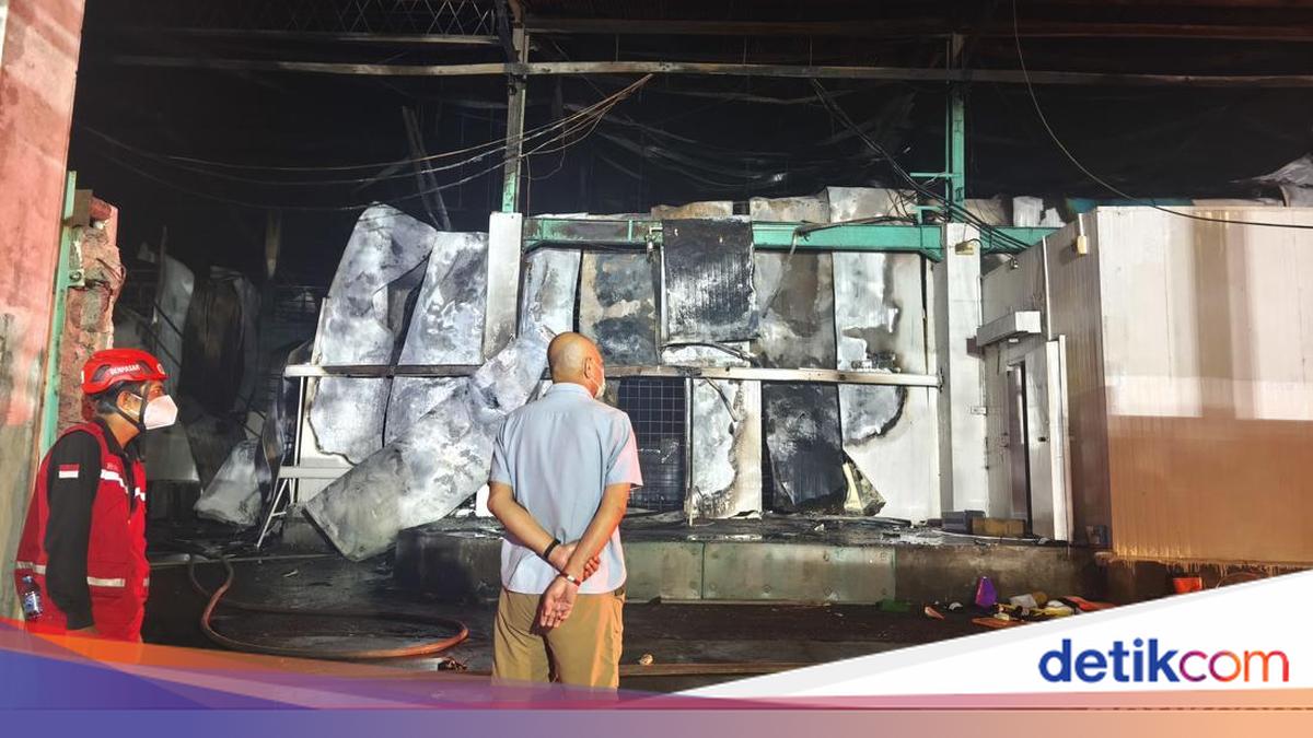 Fish Warehouse at Benoa Port Caught in Fire, Origin Suspected to be Second Floor