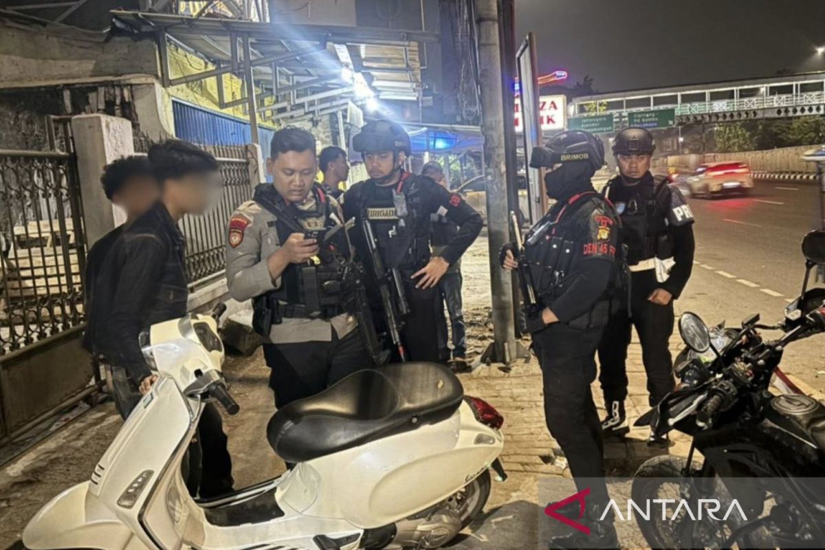 Brimob Polda Metro Jaya Intercepts Wrong-Way Driver in Jatinegara