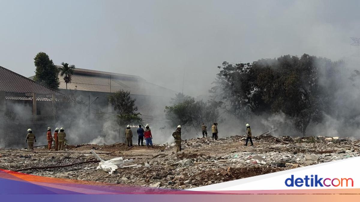 Police Investigate Cause of Waste Pile Fire in Pisangan, South Tangerang