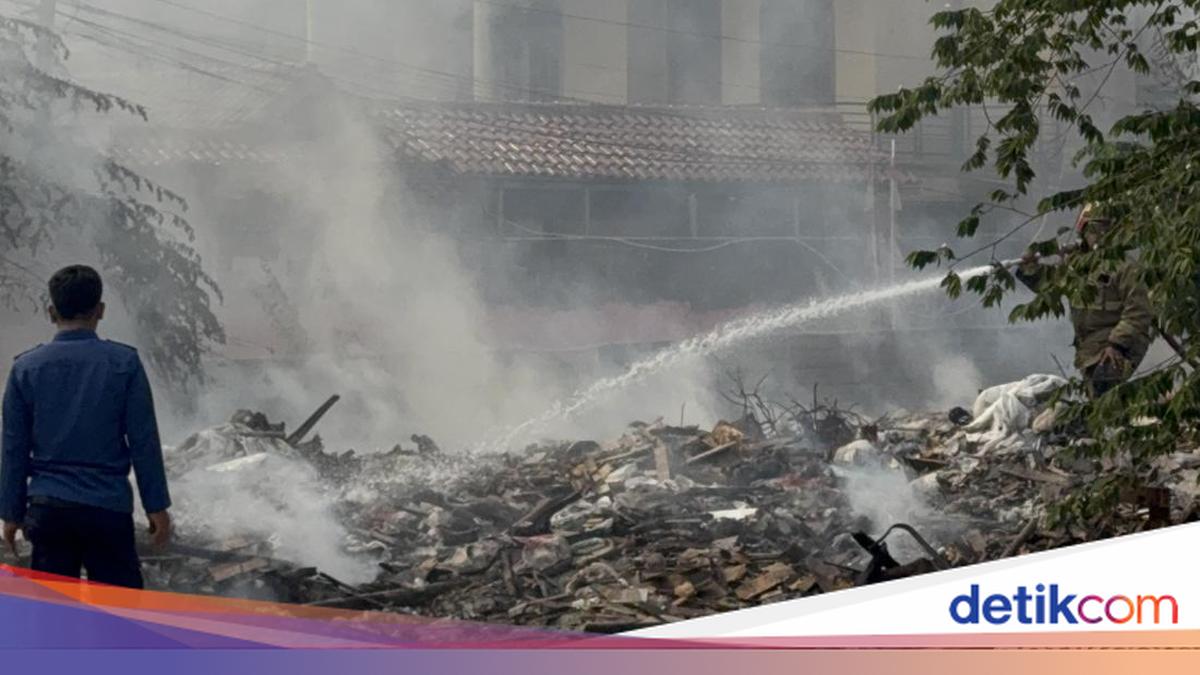 Fire Re-emerges at Pisangan Waste Site, Thick Smoke Billows