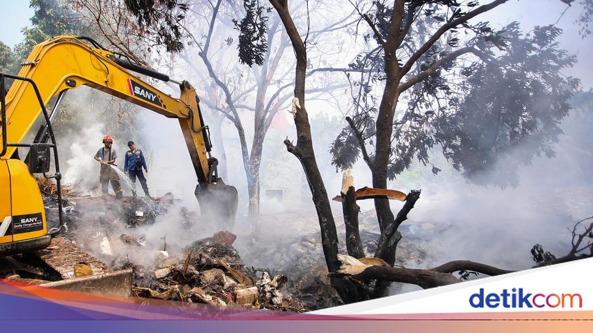 Waste Fire in South Tangerang Resembles Peatland Fire, Flames Burning 3 Metres Deep