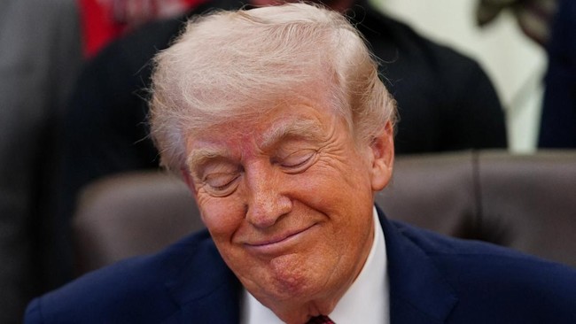 Trump Acts Again, Proposes Renaming Strait of Hormuz to 'Trump Strait'